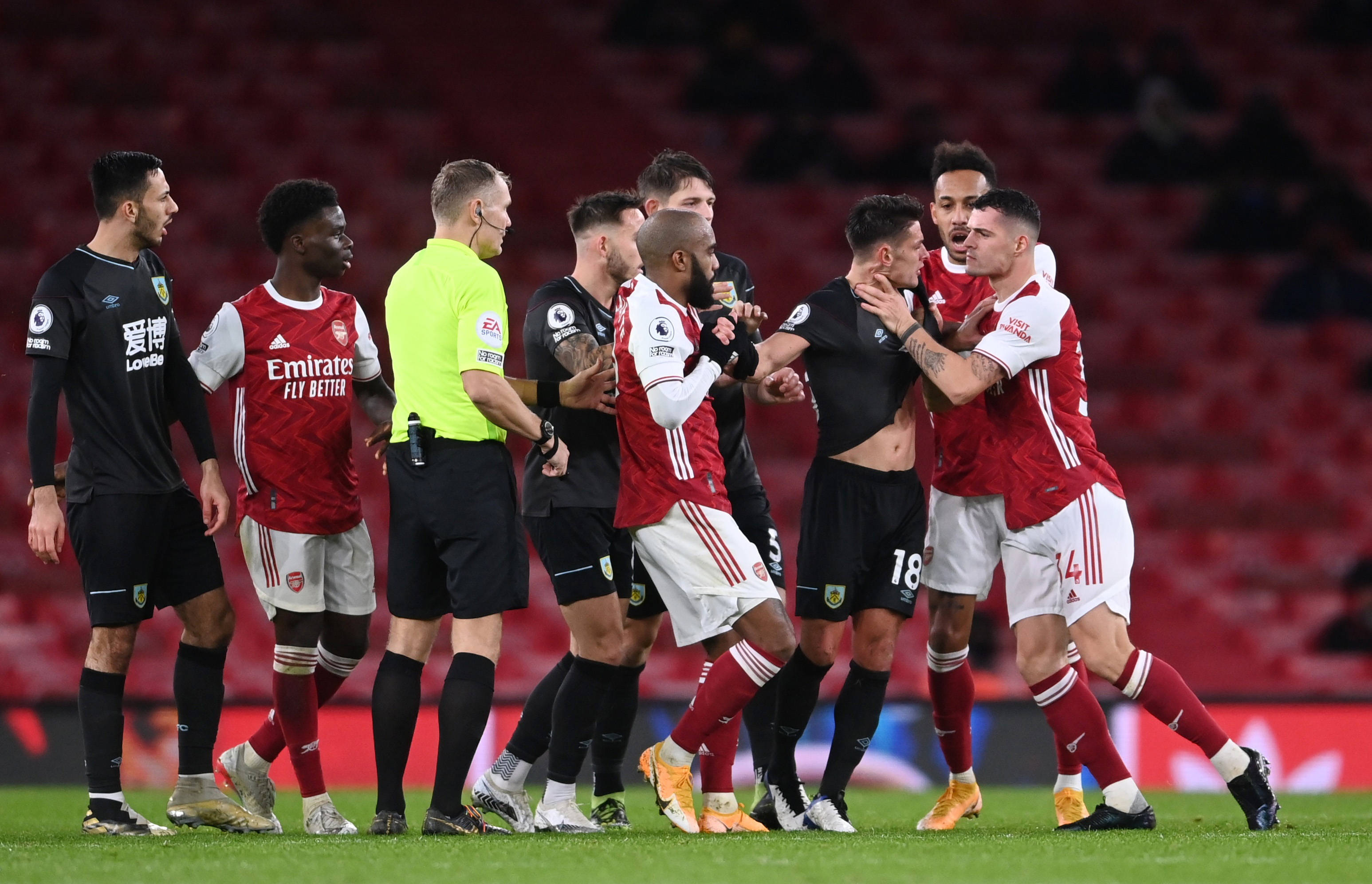 球场安全的 球场安全的